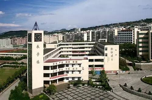 距今:57年 校训:勤,恒,博,专 万州高级中学原名沙河中学,万县中学