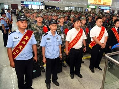 万州高铁北站当天发送新兵总计1500多人