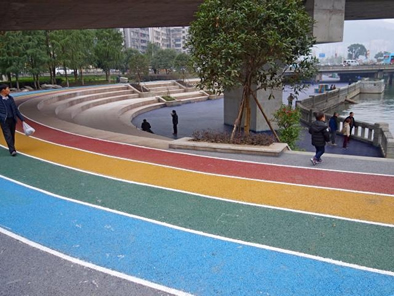 亲水空间新增彩色塑胶跑道