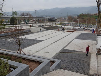 高铁北站立交桥建起小游园 游客出行更加便捷