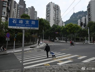 近日，石峰路重新铺设沥青后的路面干净整洁，交通设施完善，方便市民、车辆出行。