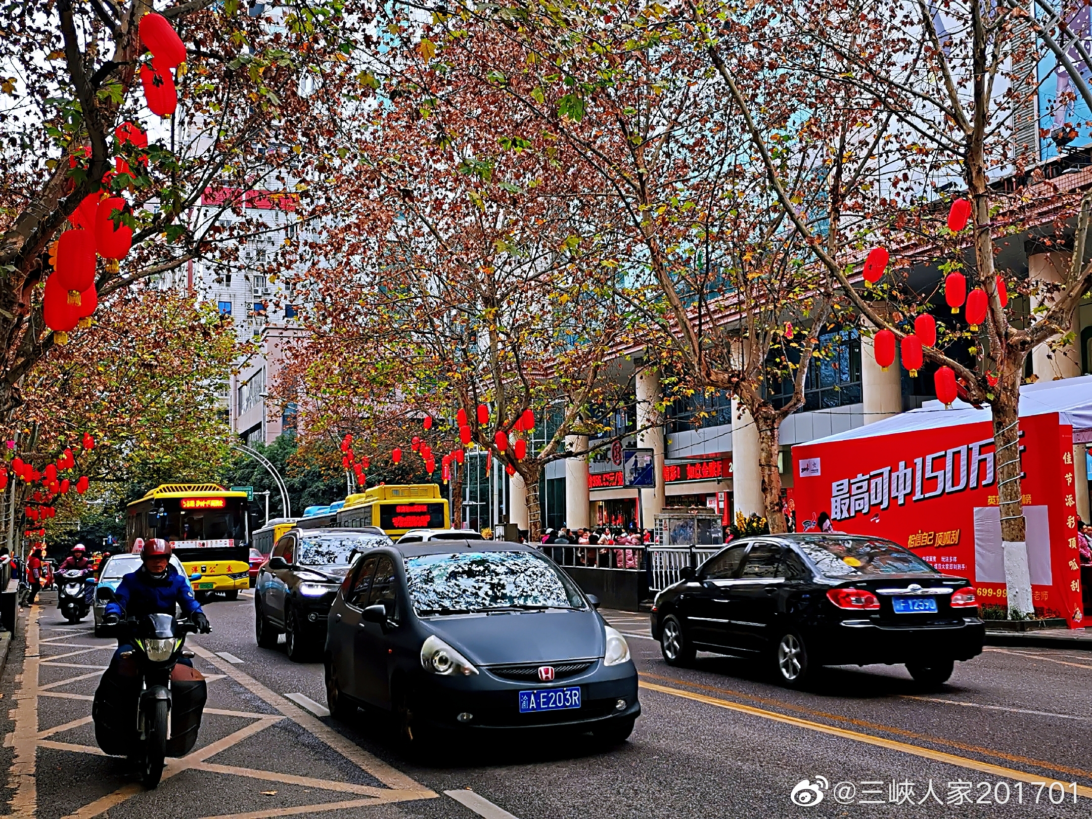 万州区白岩路树上挂着一串串红灯笼,红红的一条街,人行道上白色的,金
