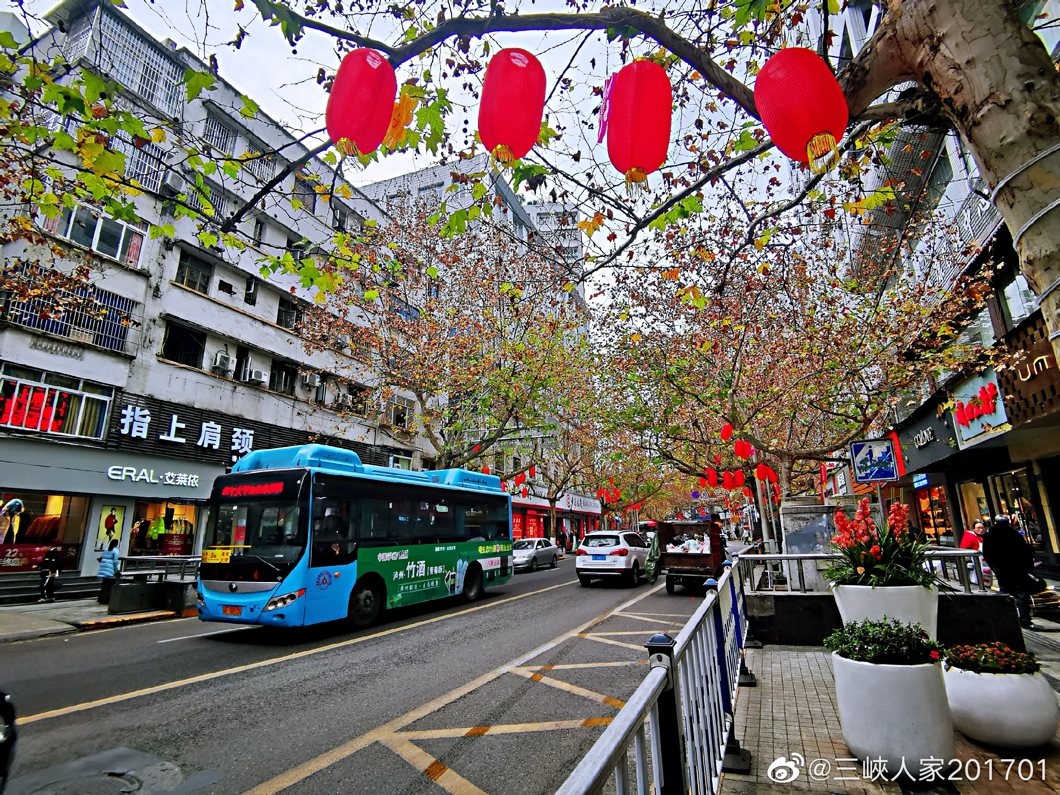 万州区白岩路树上挂着一串串红灯笼,红红的一条街,人行道上白色的,金