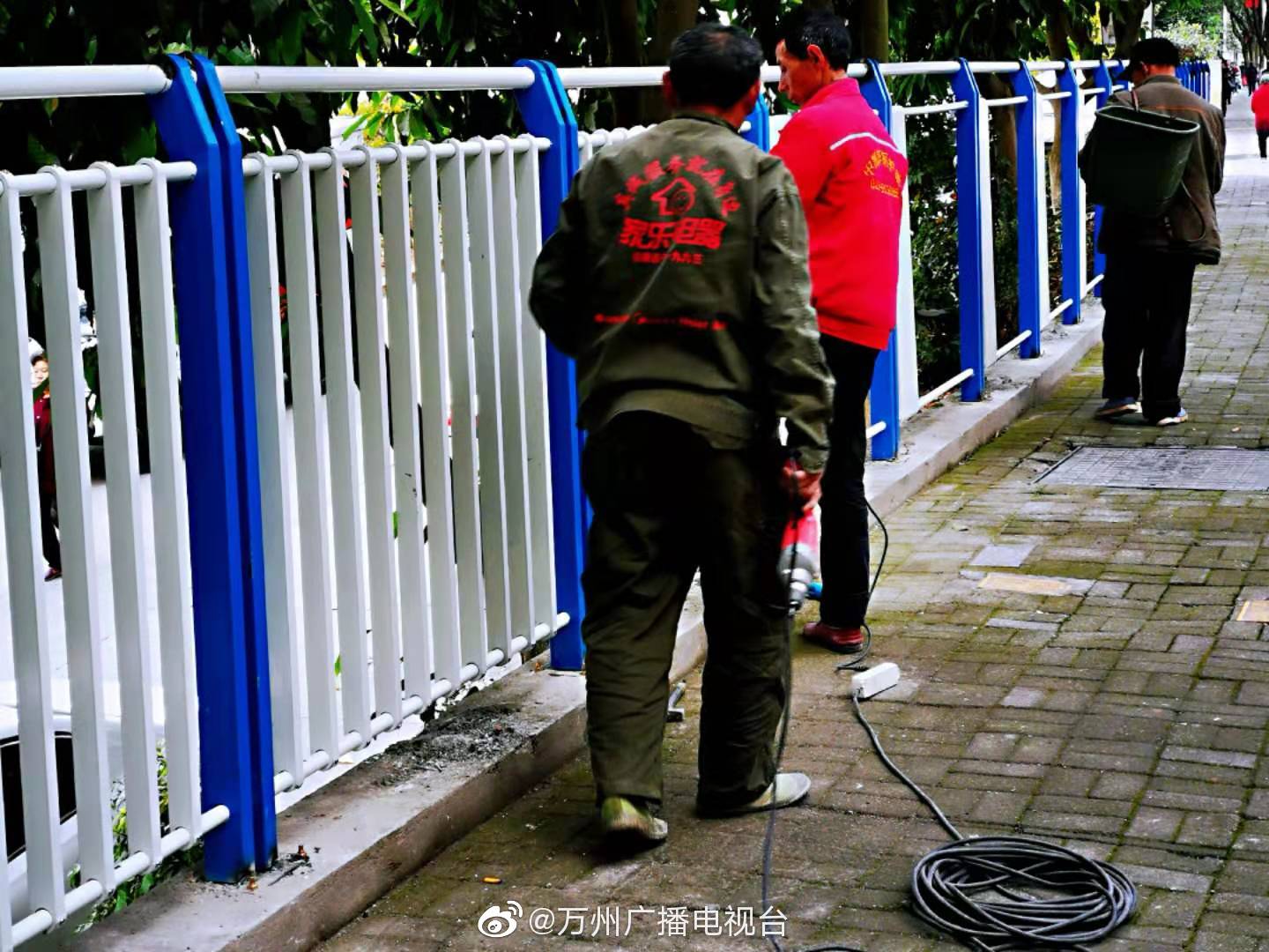 万州区周家坝心连心广场路边人行道安装了防护栏,人车分流给行人带来