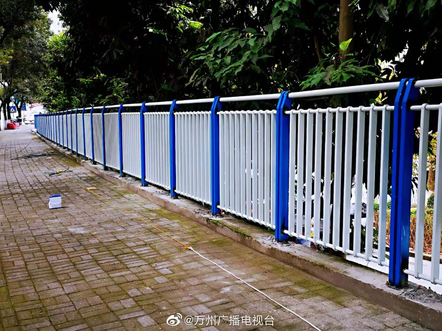 万州区周家坝心连心广场路边人行道安装了防护栏,人车分流给行人带来