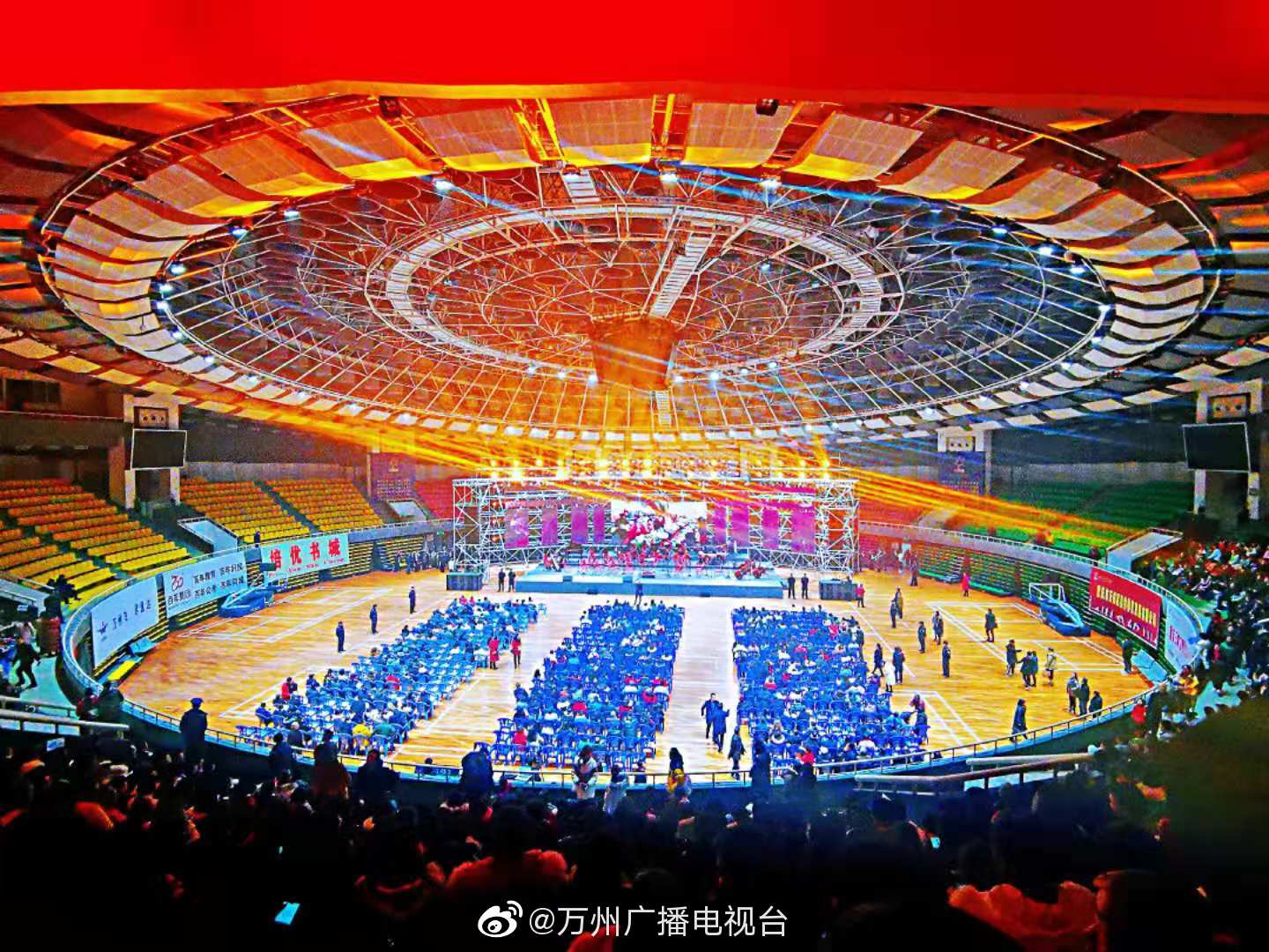 2020年三峡文创新年音乐会,昨晚在万州区三峡之星体育馆举办,观众席上